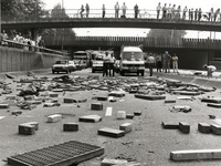 402276 Afbeelding van de door buurtbewoners met puin geblokkeerde toerit van de Daalsetunnel te Utrecht als protest ...